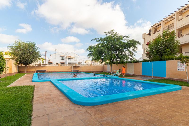 Foto 98c367f3-4696-4d5a-bf97-0e6d56c79d35. Casa adossada amb calefacció piscina a La Florida Orihuela