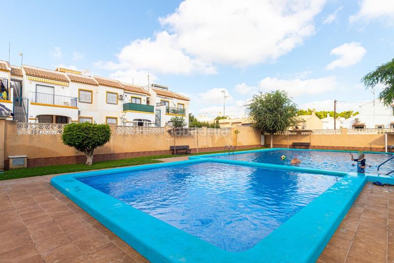 Foto f7701967-6810-4754-9be7-8fb4d057a3d2. Casa adossada amb calefacció piscina a La Florida Orihuela