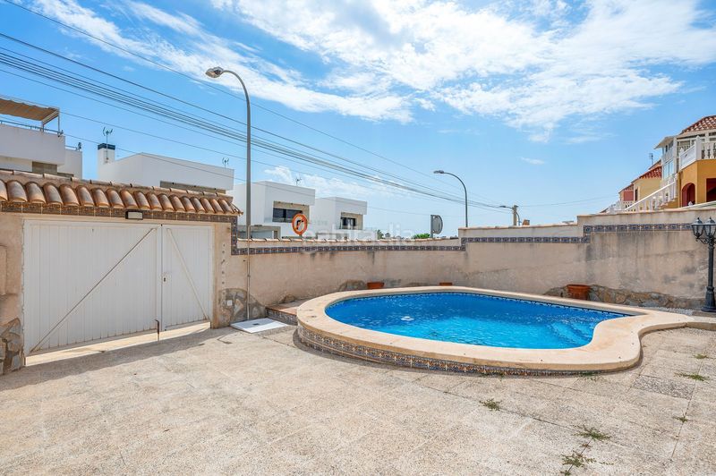 Foto 0e859bf5-fa14-4587-8035-8def4672486d. Casa adossada amb piscina a San Miguel de Salinas