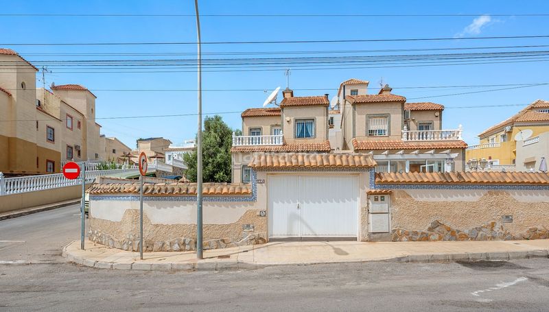 Foto 1d654fb5-dd03-46cd-89fd-07324e1ccf51. Casa adossada amb piscina a San Miguel de Salinas