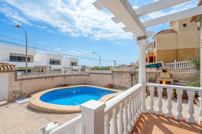 Foto 281eb40c-80db-4e54-9876-3836580a3621. Casa adossada amb piscina a San Miguel de Salinas