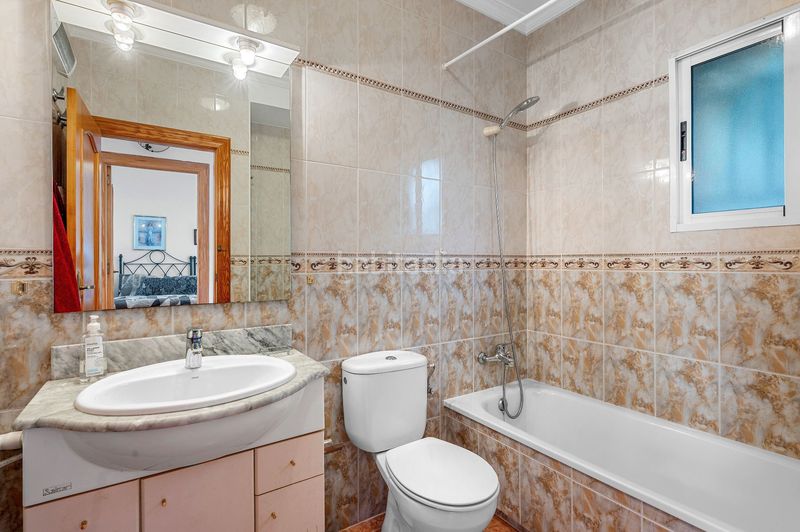 Foto bb392ab2-9299-4530-8590-9b68493ca53b. Casa adossada amb piscina a San Miguel de Salinas