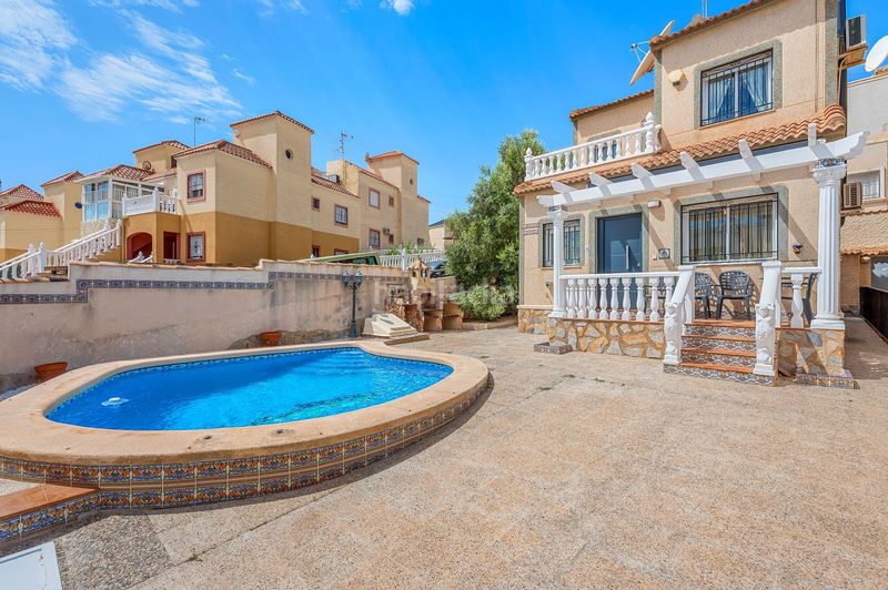 Foto ccbe8293-6a8b-4fb8-b885-6100353bd3cd. Casa adossada amb piscina a San Miguel de Salinas