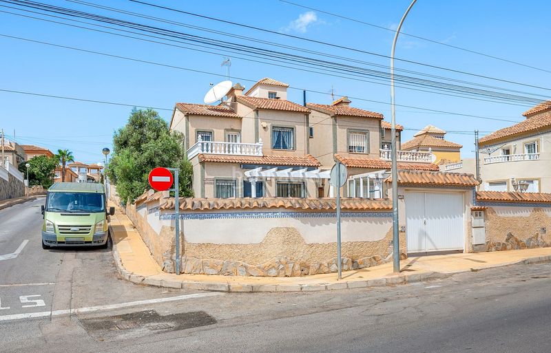 Foto f75c07a4-8f3f-4ac4-976b-77a5250d21c8. Casa adossada amb piscina a San Miguel de Salinas