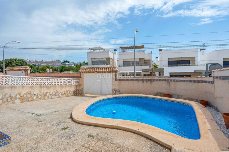 Foto f943fb75-2b25-4bb3-8fe4-175342f6501a. Casa adossada amb piscina a San Miguel de Salinas