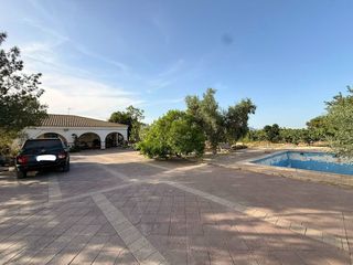 Landgut in Albatera. Casa de campo de 140 m con tres dormitorios, situada en una parc