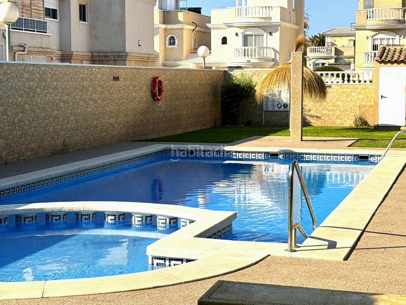 Foto 2a735e69-350a-441a-be4b-432e76cd4572. Casa adossada amb piscina a Aguas Nuevas Torrevieja