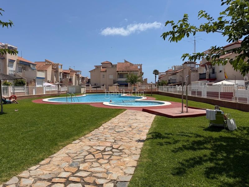 Foto d979a800-8d25-4f1b-b41a-4ce94e08cb3b. Casa amb piscina a Playa Flamenca Orihuela