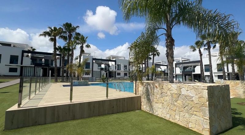 Foto 460277ee-8543-4505-8800-f90a8e6f505d. Casa amb piscina a La Zenia Orihuela