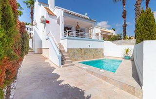 Haus in Villamartín-Las Filipinas. Villa mediterránea independiente con tres dormitorios, completam