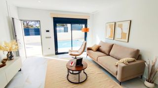 Casa a El Pinar de Campoverde. Nueva villa moderna con tres dormitorios, piscina privada y gran