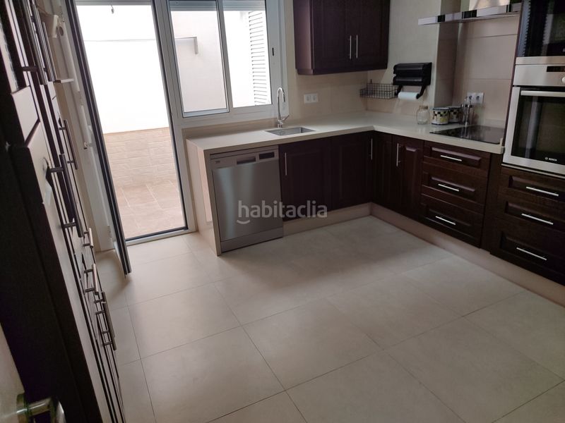 Foto c86deb80-9965-4eaa-9ba0-c7a32c6dd78e. Lloguer casa adossada a avenida maría auxiliadora 32 a Utrera