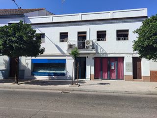 Local Comercial a Avenida maría auxiliadora 117. Edificio con dos locales comerciales y apartamento