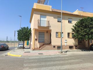 Semi detached house  Calle invierno. Vivienda buena ubicacion