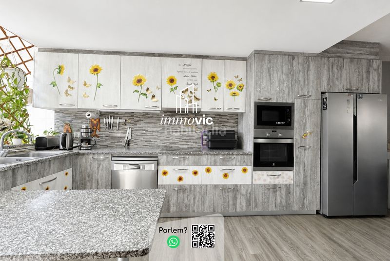 Foto 0ff9b5f5-e3cc-4984-b579-fd6c3dd893ea. Casa adossada amb xemeneia calefacció aparcament a Olot