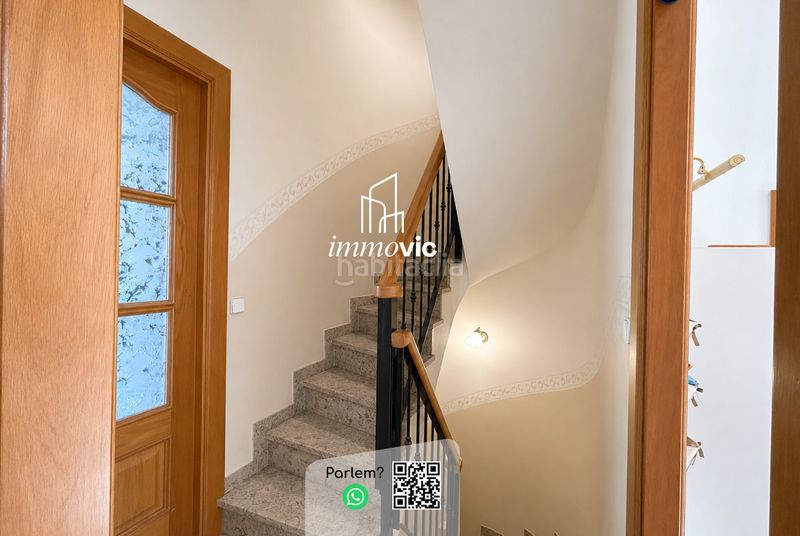 Foto 5d2b50d7-5da5-44bb-8bd2-7d4cd4e89104. Casa adossada amb xemeneia calefacció aparcament a Olot