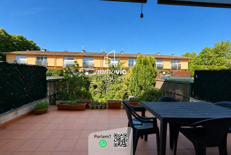 Foto 97864d5f-4459-45ce-a17f-e8e1305dfe2e. Casa adossada amb xemeneia calefacció aparcament a Olot