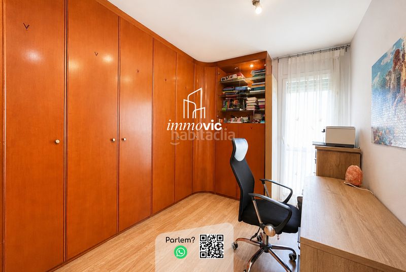 Foto bb7eb47c-3b4a-4e0d-98e5-c613e69d8888. Casa adossada amb xemeneia calefacció aparcament a Olot