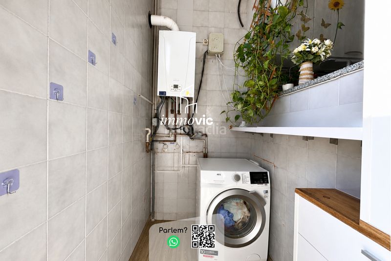 Foto ca627a85-c616-49f2-ad9a-965d341098e3. Casa adossada amb xemeneia calefacció aparcament a Olot