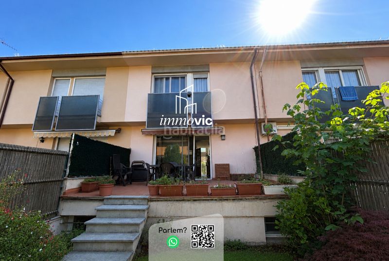 Foto ea36822b-49ba-44b3-84b6-4a0a611ed208. Casa adossada amb xemeneia calefacció aparcament a Olot