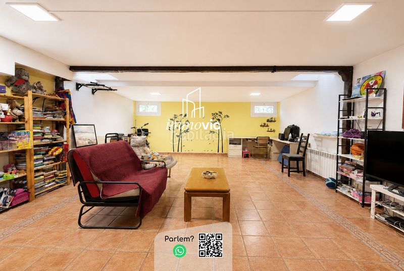 Foto fa08ff27-f270-4de1-957b-e46a87e7d06a. Casa adossada amb xemeneia calefacció aparcament a Olot