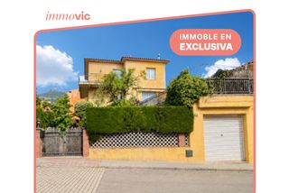 Chalet  Carrer curtidors. Dues vivendes independents i espai exterior a centelles.