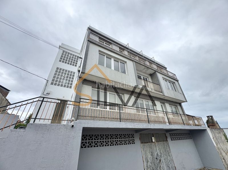 Foto e9a19e2b-3a3c-44e1-ada8-563d691397a1. Edifici a rúa corralón 16 a Oleiros pueblo Oleiros