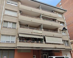 Etagenwohnung  Calle don jacinto benavente 4. Céntrico. 4 dormitorios. baño. aseo. balcón. galería. trastero.