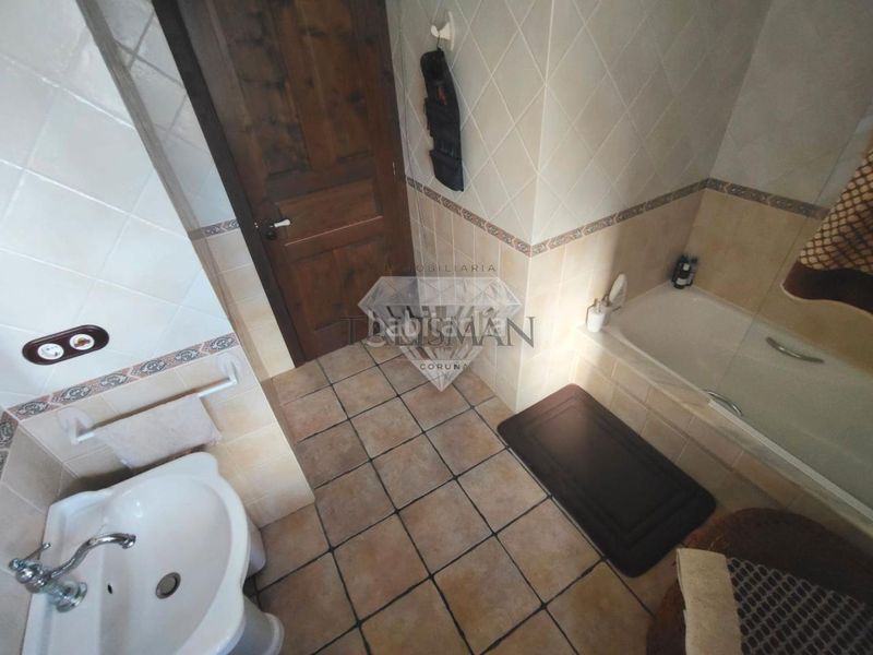 Foto f5685432-c998-4ef9-b751-c68b68d8a3c5. Xalet amb calefacció aparcament a Curtis