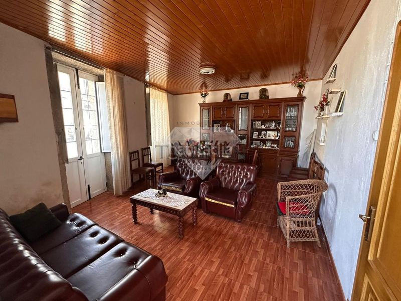 Foto cec52a4a-24fc-4d8b-98f7-48deb03433f1. Casa amb aparcament a Agolada
