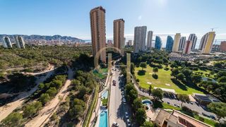 Pis a Playa Poniente. Vivienda de 3 dormitorios frente al golf, con vistas despejadas