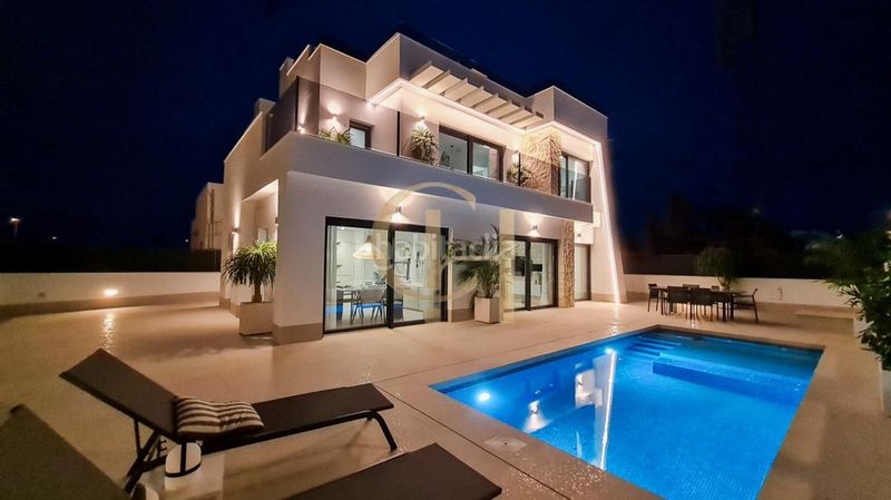 Foto 31707409-8621-4ef1-8adf-9063dd4f59be. Casa amb calefacció piscina a Centro Alcázares (Los)