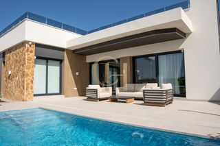 Casa a Puerto Deportivo. Chalet en venta de 3 dormitorios en guardamar del segura