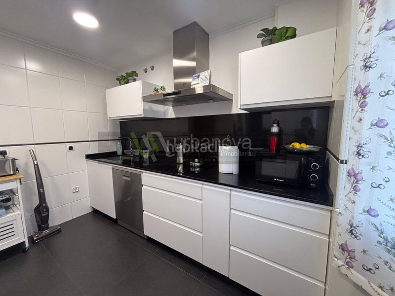 Foto 6f42e06d-dae3-4e98-a6b5-22a08fbd2a85. Casa amb calefacció aparcament piscina a Avenida Madrid Logroño