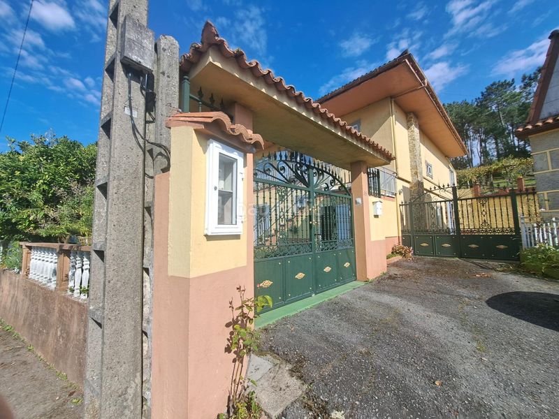 Foto 48b98ba1-11d4-4745-b5d9-404d614a52dd. Casa amb aparcament a Rianxo