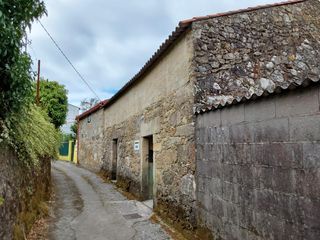 Chalet in Boiro. Se vende casa para reformar en boiro con local comercial