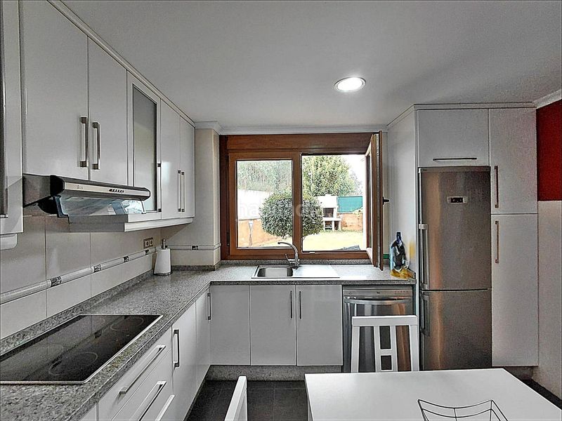 Foto f8228ad8-d394-4b90-813b-39d9ea41f27b. Casa amb aparcament a Dorrón Sanxenxo