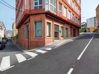 Rent Business premise in Santa Uxía de Ribeira. Se alquila local comercial en zona monumento ribeira