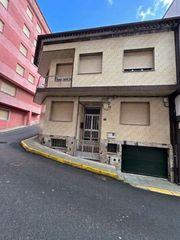 Casa en Santa Uxía de Ribeira. Venta de casa en pleno centro de ribeira