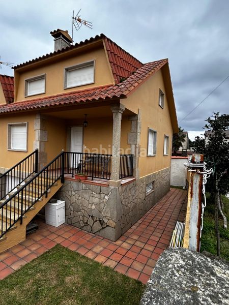 Foto 0949f073-25c6-468c-a308-73a07b97aab9. Casa aparellada amb aparcament a Grove (O)