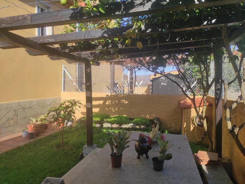 Foto 486645ee-2c31-4bde-b292-c7b33ed46fe5. Casa aparellada amb aparcament a Grove (O)