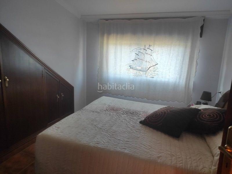 Foto 50a2fc9f-b5b2-436a-8a46-a51a747d1061. Casa aparellada amb aparcament a Grove (O)