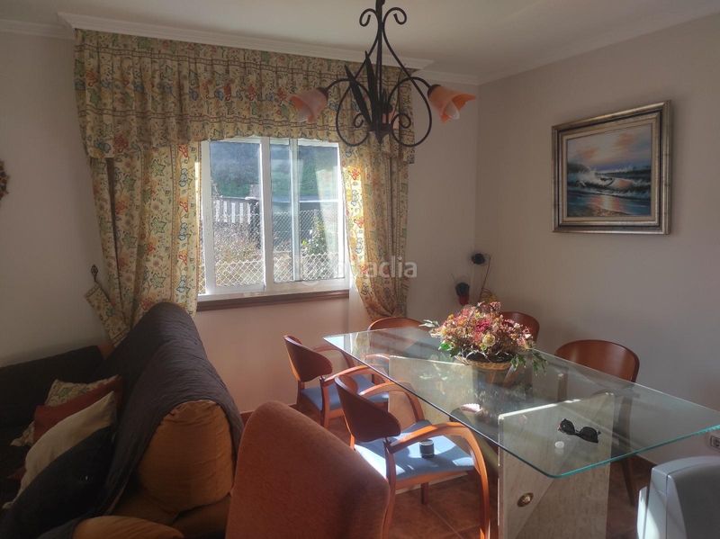 Foto 5429d115-49a3-4d70-986c-2b49b843a27e. Casa aparellada amb aparcament a Grove (O)