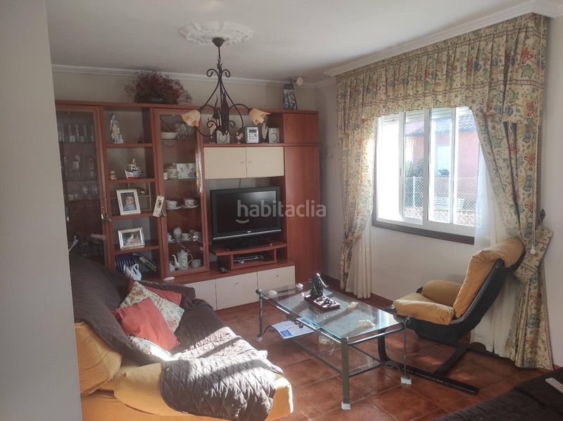 Foto 7d826e83-6830-4399-a6eb-0a902c250dfb. Casa aparellada amb aparcament a Grove (O)