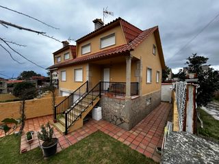 Doppelhaus in Grove (O). Exclusivo pareado en san vicente