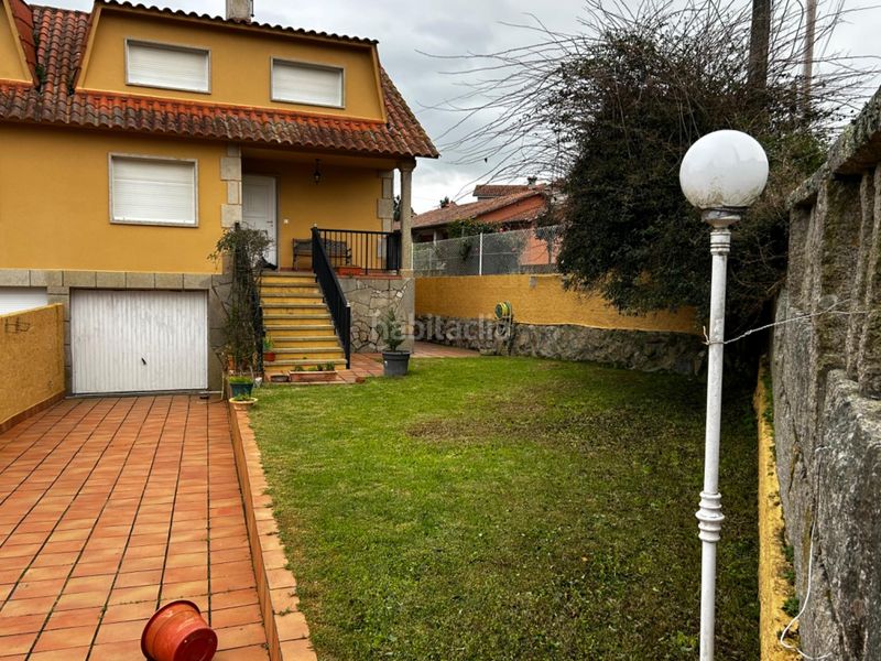 Foto a8f865e9-e874-401f-b688-390e67525bba. Casa aparellada amb aparcament a Grove (O)