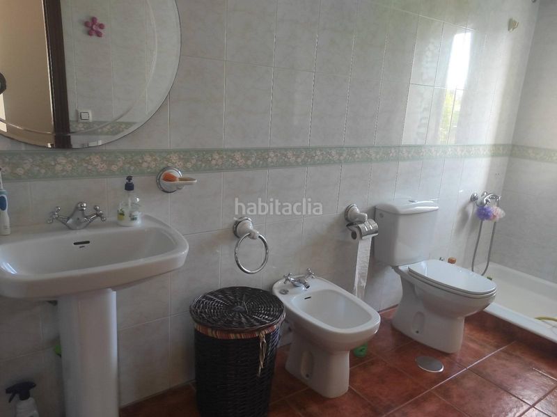 Foto cc9a795c-eae3-467e-acbb-eb24ce88d73e. Casa aparellada amb aparcament a Grove (O)