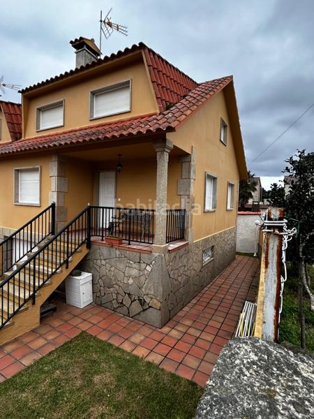 Foto d871a823-6ce4-4045-b575-95606d47c26a. Casa aparellada amb aparcament a Grove (O)