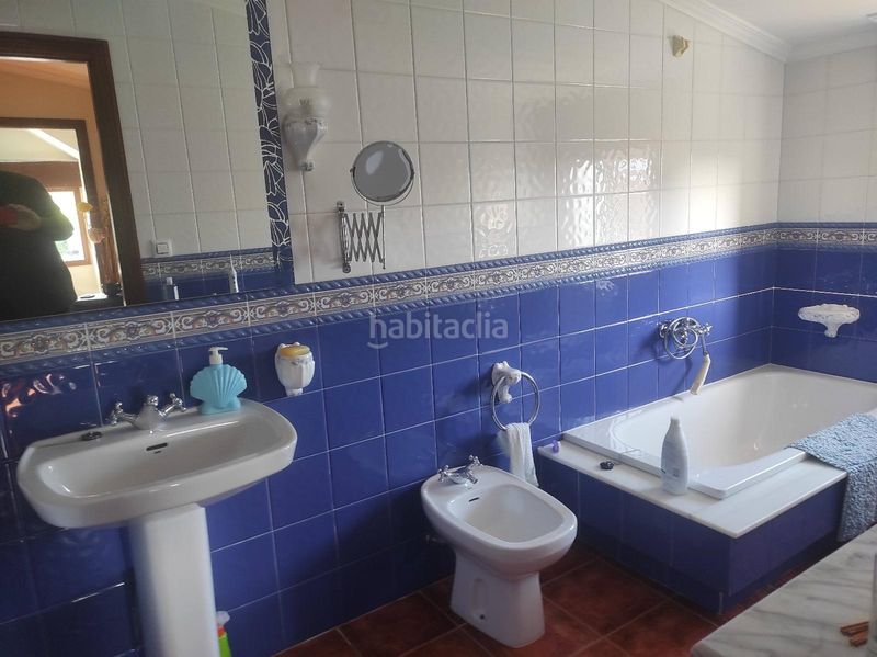 Foto ef9c88c3-758c-447a-8eff-a055dac7e806. Casa aparellada amb aparcament a Grove (O)