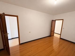 Etagenwohnung in Boiro. Se vende piso para reformar en pleno centro de boiro